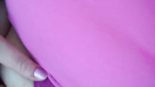 Molliges Teenie fickt sich im Auto - 10 image