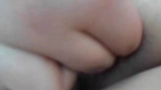 Molliges Teenie fickt sich im Auto - 11 image