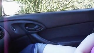 Molliges Teenie fickt sich im Auto - 4 image