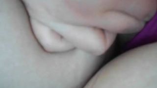 Molliges Teenie fickt sich im Auto - 7 image