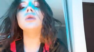 BIG BOOTY IS SHAKING HER ASS AND DANCING 