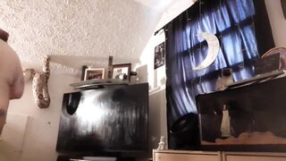 A good wife cleans NAKED - 5 image