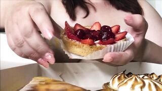 Manger de bon petit dessert en me touchant FOOD #4