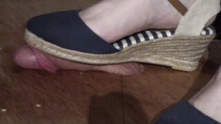 231lb BBW COCK CRUSH IN ESPADRILLE WEDGES WITH BAREFOOT CUM SHOT