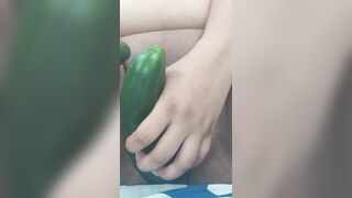 doble penetracion con pepino y un gran squirt - 8 image