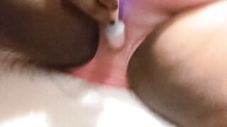 Solo Ebony MILF makes herself cream - 2 image