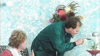 Mercedes Mechaniker fickt Boxenluder - 2 image