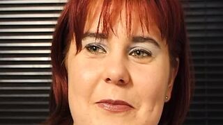 Curvy Redhead Milf fingert sich mit Banane - 1 image