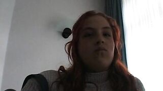 Rothaarige alleine im Hotelzimmer - 4 image