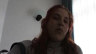 Rothaarige alleine im Hotelzimmer - 5 image