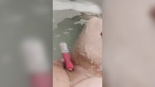 BBW fucks herself in Bathtub