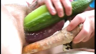 Brunette steckt viele Dildos in Ihre Fotze