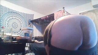 buttcrack cleaning up - 7 image