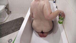 Mature BBW MILF with big saggy tits takes a bath. - 14 image