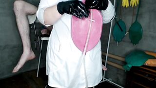 Chubby MILF nurse gives a 1500ml enema to the patient - 7 image