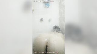 Eroth tomando una ducha caliente  - 4 image