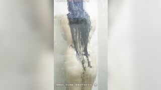 Eroth tomando una ducha caliente  - 7 image