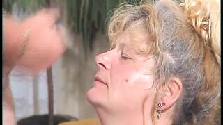 Stiefmutter war so geil das Sie sich einfach fickte - 1 image