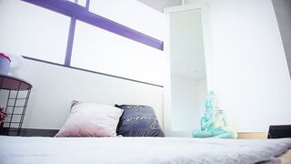 Sexy Colombian webcamer pulls down her shorts and lets you see her majestic gym butt, while she spanks it to make you ho - 8 image