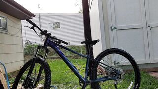 Tinder teen scrubs her bike outside - 10 image