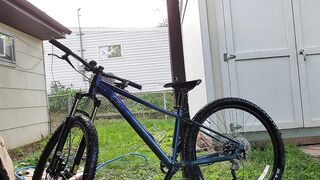 Tinder teen scrubs her bike outside - 6 image