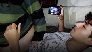 Jugando free fire con mi mejor amigo y le chupo la pija hasta dejarlo seco,me coje muy bien - 8 image