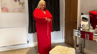 Huge tits and belly BBW Milf baths and masturbates - 1 image