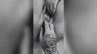 Salope bbw gicle en noir et blanc