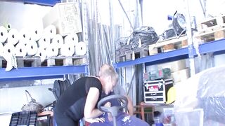 Chefin kommt ins Lager und fickt den MItarbeiter freund filmt es einfach - 3 image