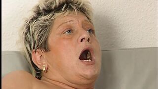 Leck die fette Sau bis zum Orgasmus - 1 image