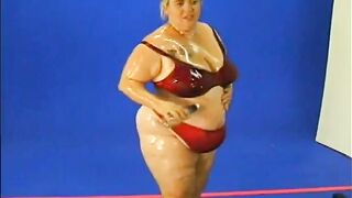 Mature blonde BBW asked her neighbour toy her holes