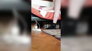 Une petite beurette ronde aime se faire chatouiller avant de se faire baiser