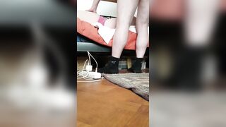 Une petite beurette ronde aime se faire chatouiller avant de se faire baiser