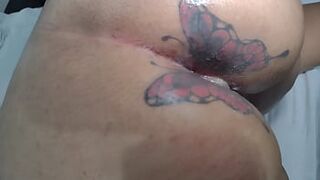 MARY BUTTERFLY happy and smiling being pulled up and fucked by friend without a condom, clogs the ass of cum that comes to flow, all this in front of the corninho that films everything - 1 image