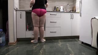 Housewife mature BBW MILF in red panties in the kitchen. - 15 image