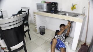 Take advantage of the fact that my husband is not here and I fuck the plumber - Porn in Spanish - 2 image
