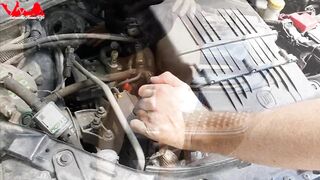 Milf ferma un passante per guasto all'auto, spompina e sega grosso cazzo per farsi aiutare