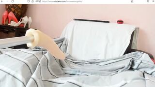 mollige meid wordt van achteren geneukt door dildo