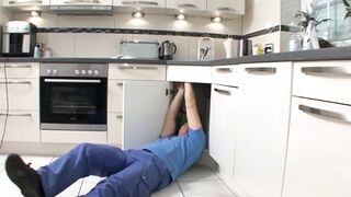 Sabine bezahlt Ihren Monteur mit einem Fick - 1 image