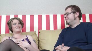 Computer Nerd teilt seine Frau mit seinem besten Freund - 2 image