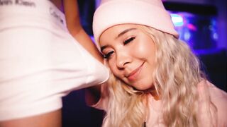 Blonde with an angelic face seduces her friend's cock while answering messages on Whatsapp - 11 image