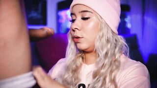 Blonde with an angelic face seduces her friend's cock while answering messages on Whatsapp - 3 image