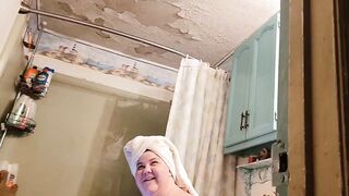 Pandi getting ready to go shopping, she will get dressed for that. - 3 image