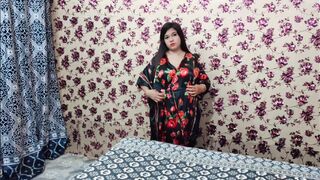 Bhabhi ne apni chut main ungli daal k khud ko maza dya - 1 image