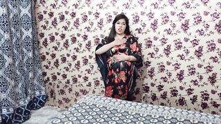 Bhabhi ne apni chut main ungli daal k khud ko maza dya - 2 image