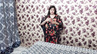 Bhabhi ne apni chut main ungli daal k khud ko maza dya - 3 image