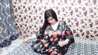 Bhabhi ne apni chut main ungli daal k khud ko maza dya - 4 image