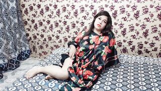 Bhabhi ne apni chut main ungli daal k khud ko maza dya