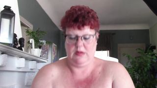 Rijpe Vrouw Met Grote Stoute Rode Lippen Speelt Met Dildo En Rookt