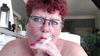 Rijpe Vrouw Met Grote Stoute Rode Lippen Speelt Met Dildo En Rookt - 12 image